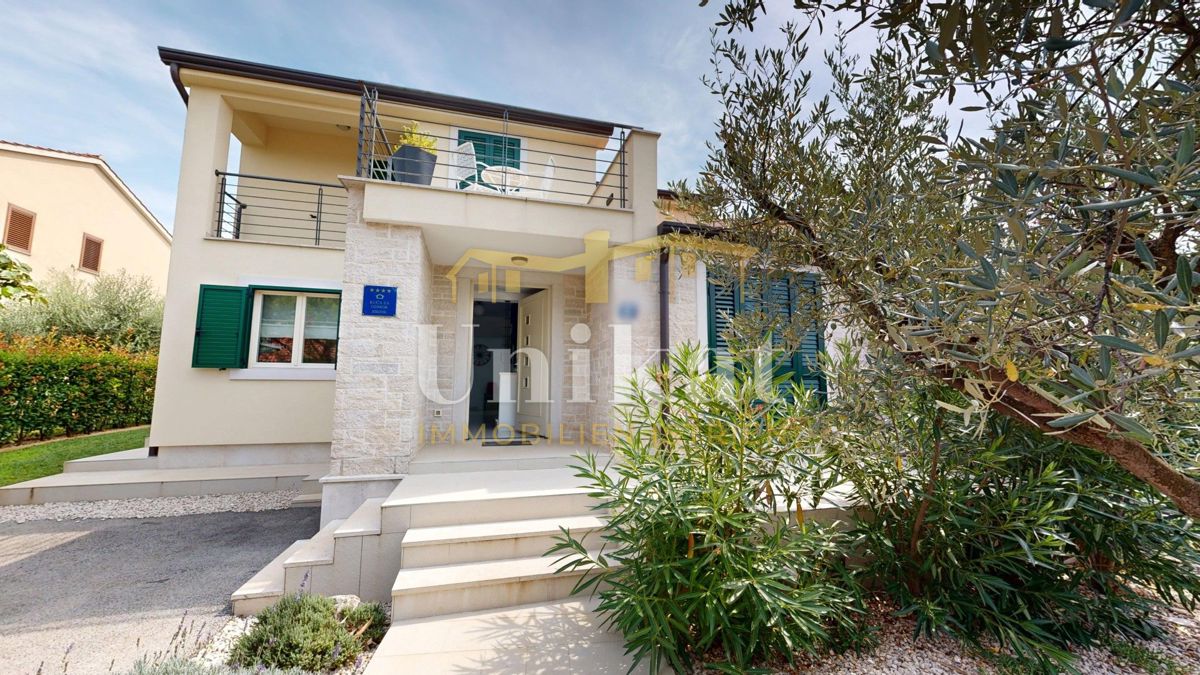 Čudovita dvojna hiša s bazenom